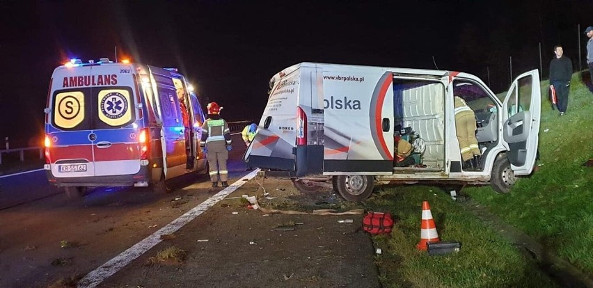 Bus dachował na autostradzie A4. Kierowca został ranny