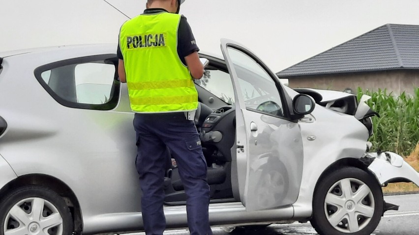 Wypadek w Dębe pod Kaliszem. Kierująca toyotą uderzyła w...