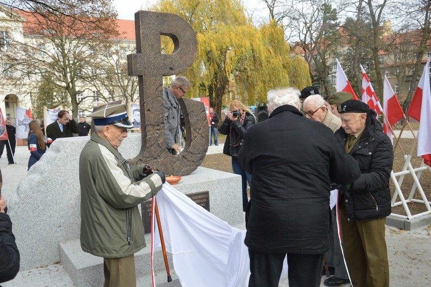 Odsłonili pomnik ku czci walczących o niepodległość [FOTO]