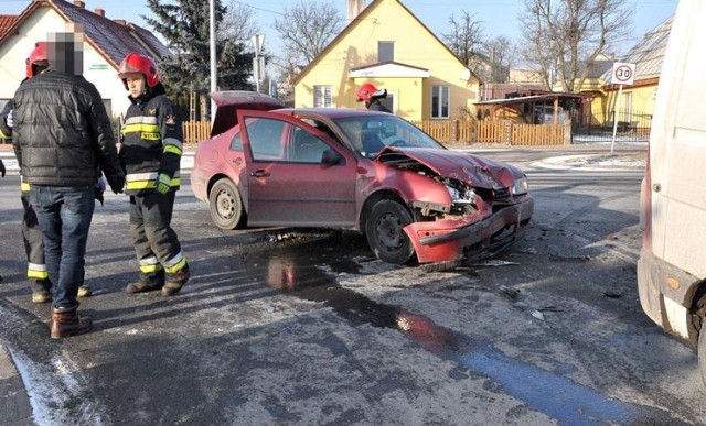 Do zderzenia trzech aut (dwóch osobowych i dostawczego) doszło dzisiaj, tuż po godz. 11:35 na skrzyżowaniu ul. Sienkiewicza i Powstańców Wielkopolskich.
 
Ze wstępnych ustaleń wynika, że kierujący busem, przejeżdżając przez ul. Sienkiewicza na Powstańców Wielkopolskich, nie ustąpił pierwszeństwa przejazdu jadącemu od strony miasta kierującemu Volkswagenem Bora. W wyniku zderzenia tych dwóch aut, ucierpiał także trzeci samochód - osobowy Volkswagen Polo, którego kierujący chciał się włączyć do ruchu z drogi podporządkowanej. Jedna osoba została lekko ranna.


Dlaczego warto nosić odblaski? Mówi Sławek Piotrowski.



(REJ)