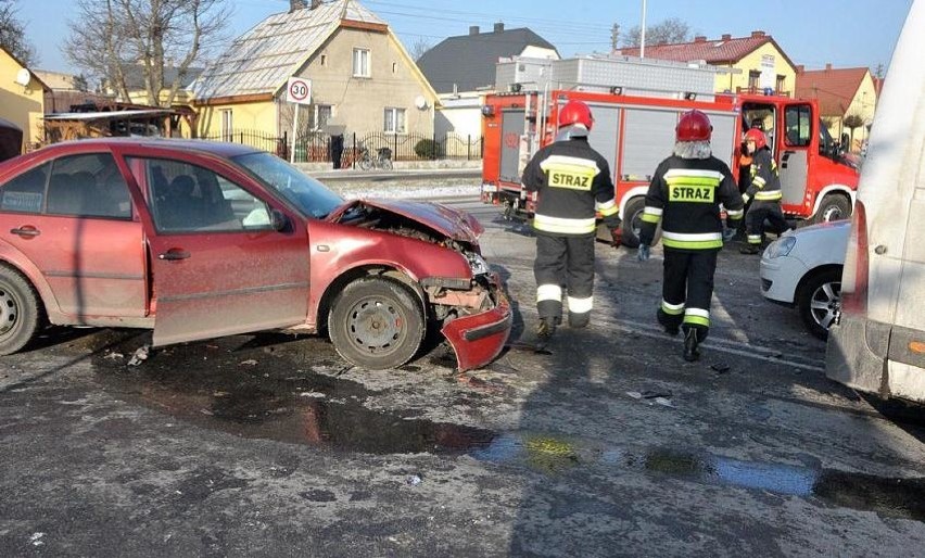 Do zderzenia trzech aut (dwóch osobowych i dostawczego)...