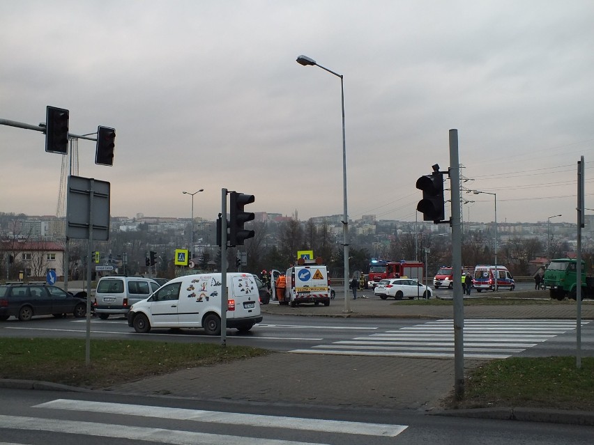 Starachowice. Pijany uszkodził latarnię i sygnalizację. Kierowca BMW miał prawie dwa promile