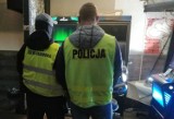 Malbork. Akcja policji i KAS w "salonie gier" w centrum miasta. Celnicy zarekwirowali automaty o wartości ponad 80 tys. zł