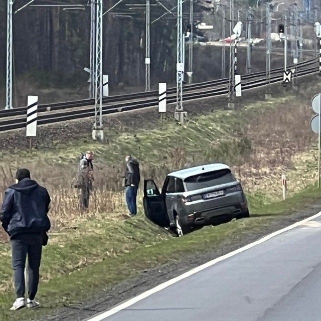Pościg za skradzionym w Austrii samochodem. Sprawca rozbijał inne pojazdy pod Częstochową