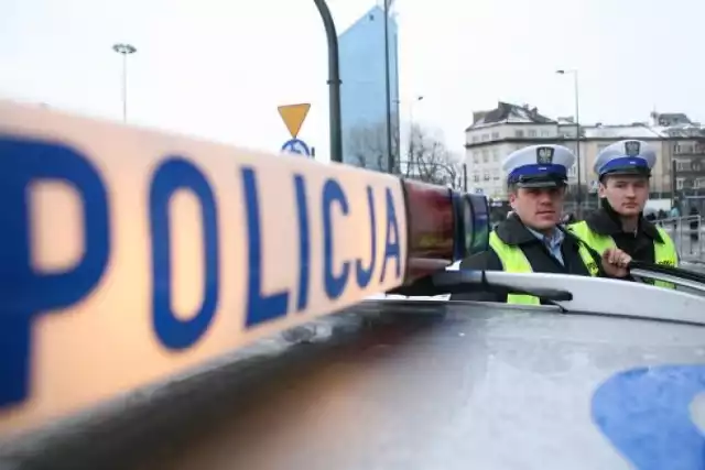 Dzisiejszej (18.06.14) nocy około 23:30 policjanci z bydgoskiej drogówki przejeżdżając przez Plac Poznański zauważyli jadącego z dużą prędkością mercedesa. Kierowca nie zważając na pojazdy znajdujące się na rondzie, którym powinien ustąpić pierwszeństwa, skręcił w ulicę Kruszwicką. Policjanci ruszyli za nim i w pobliżu Ronda Grunwaldzkiego zatrzymali pojazd do kontroli. 

Pałac Poznański: Proponował 2 tysiące złotych za "wolność"