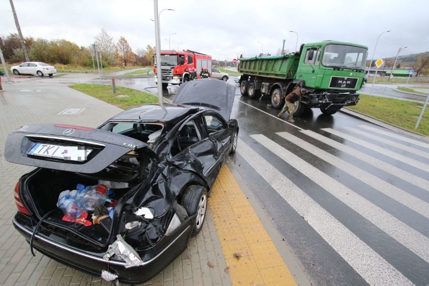 Na skrzyżowaniu w Kielcach zderzenie osobówki z ciężarówką. Jedna osoba w szpitalu