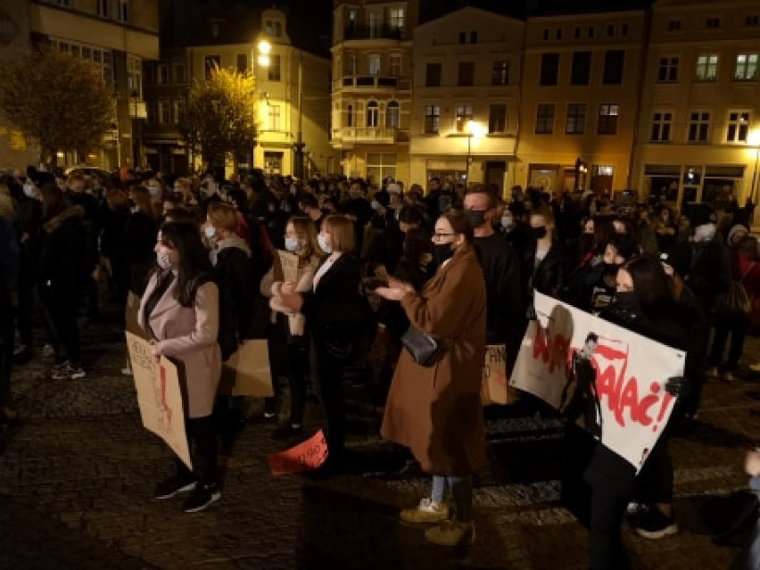 Czwarty strajk kobiet w Grudziądzu (27 października)....
