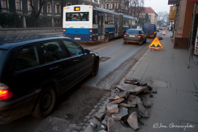 Po okresie roztopów przyszedł czas na pracę drogowców ...