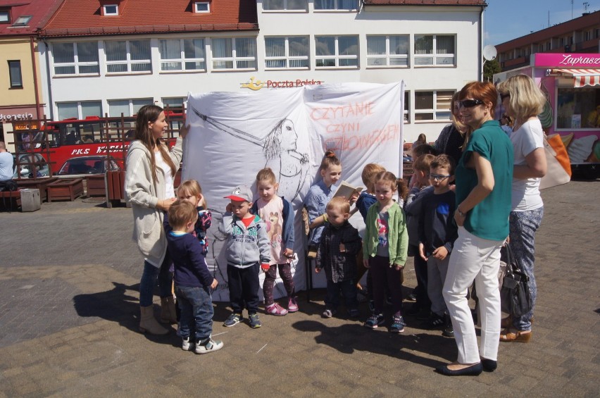 Wieluń: Uczniowie i bibliotekarze promowali czytelnictwo na placu Legionów [Zdjęcia]