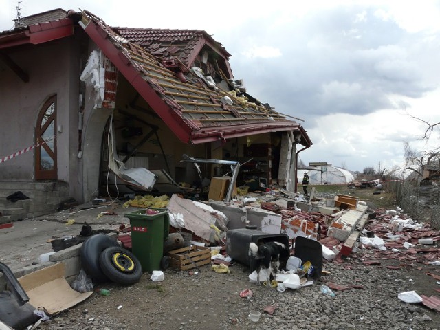Eksplozja zniszczyła garaż w którym był warsztat i w znacznej części dom