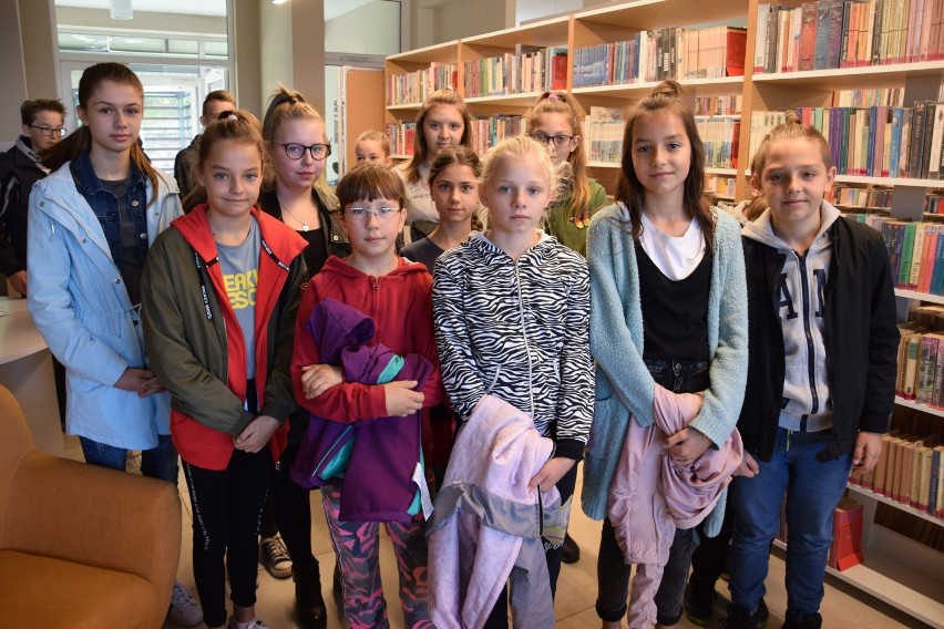 Uczniowie z Byczyny odwiedzili bibliotekę w Radziejowie [zdjęcia]