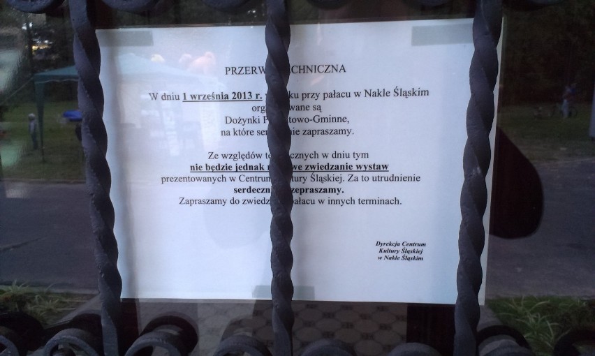 Kartka na drzwiach pałacu w Nakle Śląskim podczas dożynek