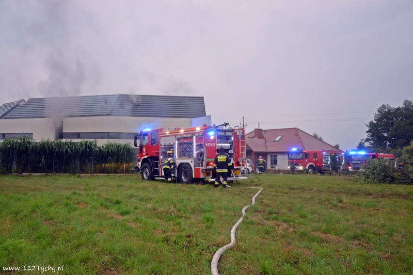 Pożar domu od uderzenia pioruna w Bojszowach [ZDJĘCIA]