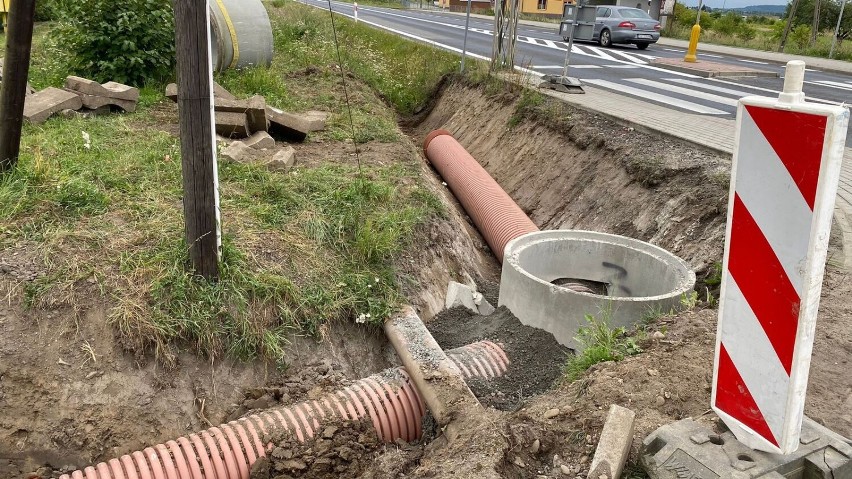 Budują chodnik w Warzycach. Połączy drogę gminną z krajową