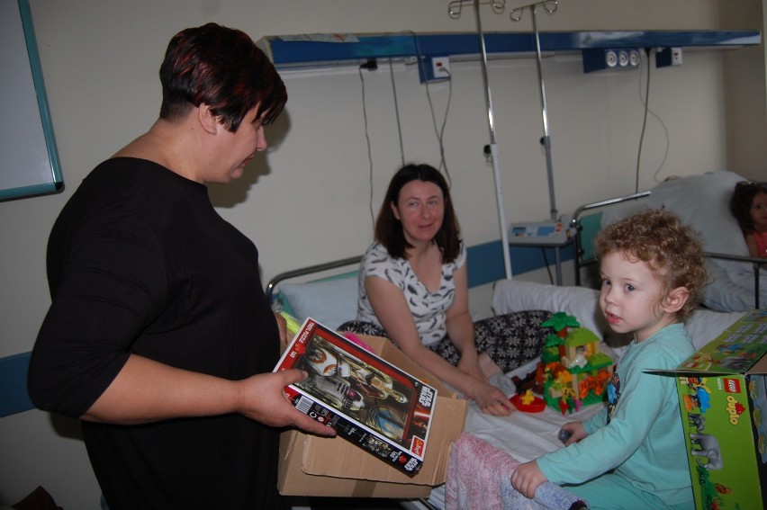 Dzieci z bydgoskiego szpitala obdarowane prezentami. Wielka radość chorych maluchów [zdjęcia]