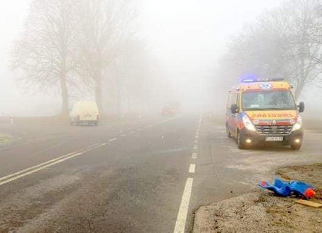 Do groźnie wyglądającego wypadku doszło w środę około godz. 8.30 na wysokości wsi Popowo. Kobieta wyjeżdżała z polnej drogi na dawną drogę krajowa nr 3 (obecnie to droga gminna). Być może z powodu gęstej mgły nie zauważała volkswagena transportera. Wymusiła pierwszeństwo i doprowadziła do zderzenia.