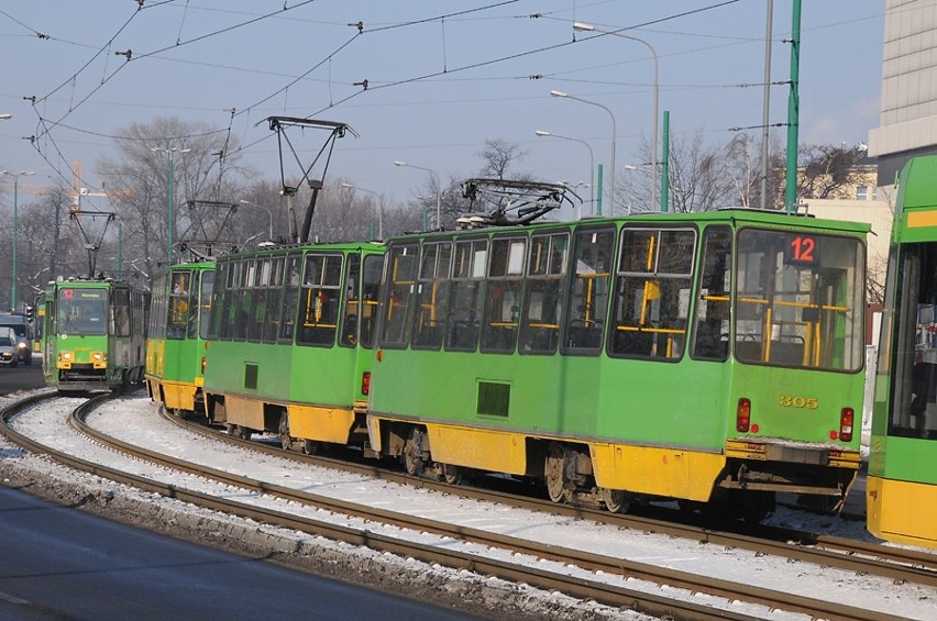 Auto zostało zakleszczone pomiędzy dwoma tramwajami [ZDJĘCIA, WIDEO]