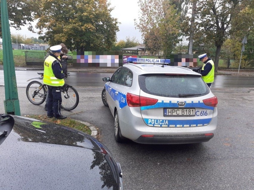Policyjne działania NURD w powiecie aleksandrowskim. Piesi i rowerzyści otrzymali kamizelki odblaskowe [zdjęcia]