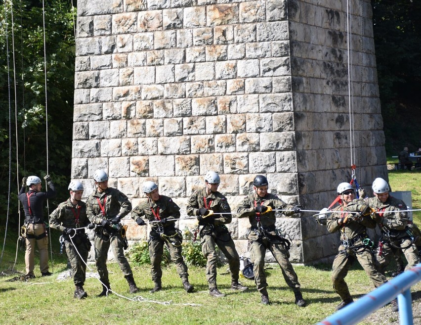 Żołnierze 25. Brygady Kawalerii ćwiczą wspinaczkę górską w Kotlinie Kłodzkiej [ZDJĘCIA]