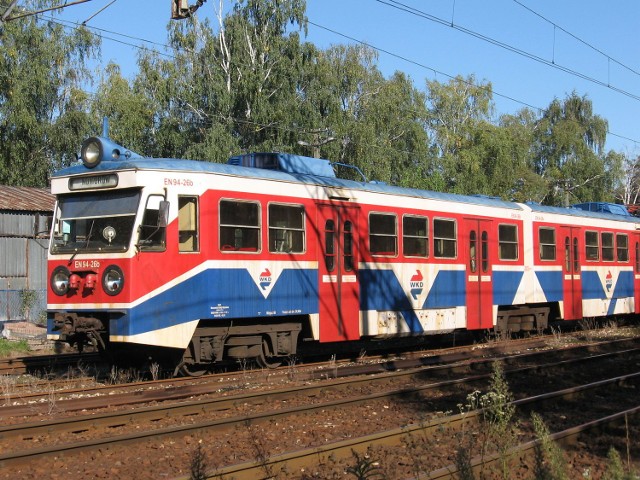 Mieszkańcy, wraz z samorządami i lokalnymi organizacjami, sprzeciwiają się wycince drzew w miejscowościach przez które przebiega trasa WKD. Natomiast władze kolei złożyły już pierwszy wniosek o wycięcie 170 drzew. Wycinki żąda Urząd Transportu Kolejowego, argumentując, że drzewa znajdują się za blisko torów.