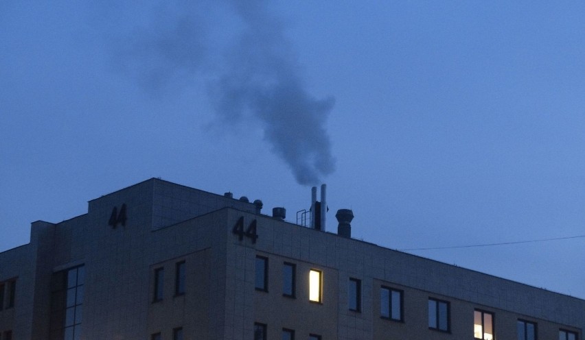 Czym palą w Sądzie Rejonowym w Kielcach? Sąsiedzi wypatrzyli czarny dym [ZDJĘCIA]