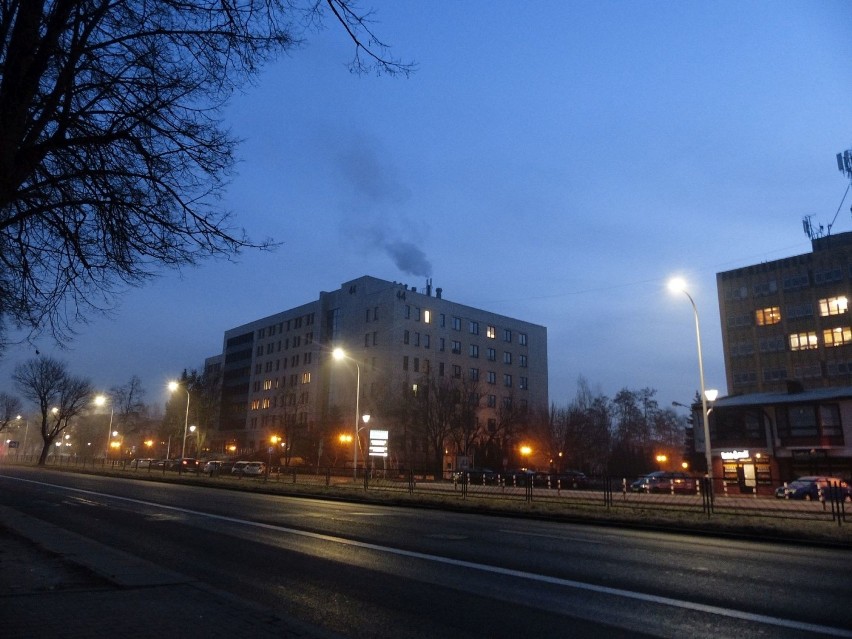 Czym palą w Sądzie Rejonowym w Kielcach? Sąsiedzi wypatrzyli czarny dym [ZDJĘCIA]