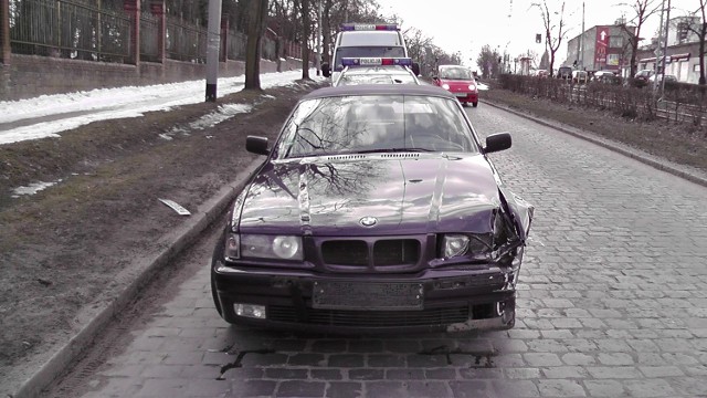 Mieszkaniec Szczecina odpowie teraz za prowadzenie auta pod wpływem alkoholu.  BMW, które sprowadził  mężczyzna z Niemiec dla znajomej  jest całkowicie uszkodzone po kolizji.

Pożar centrum handlowego w Bornem Sulinowie [aktl. ZDJĘCIA]

Do zdarzenia tego doszło wczoraj na ulicy Ku Słońcu w Szczecinie. Policjanci ustalili, że kierujący samochodem m-ki BMW jadąc od strony ulicy Sucharskiego w trakcie wykonywania manewru zawracania na skrzyżowaniu z ulicą Karola Miarki stracił panowanie nad pojazdem i uderzył w sygnalizator S-3. 

Szczecin: Wypadek BMW na ul. Ku Słońcu - ZDJĘCIA