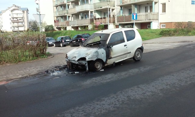 Spalony fiat ceicento na ul. Jeleniogórskiej w Gdańsku (27.04.2015 r.)