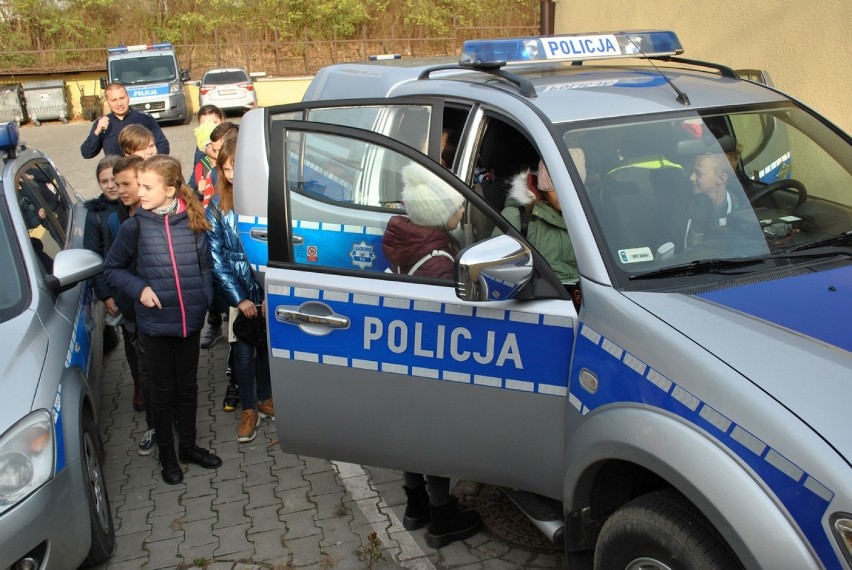 Uczniowie Szkoły Podstawowej w Dobrem z wizytą u policjantów w Radziejowie [zdjęcia]