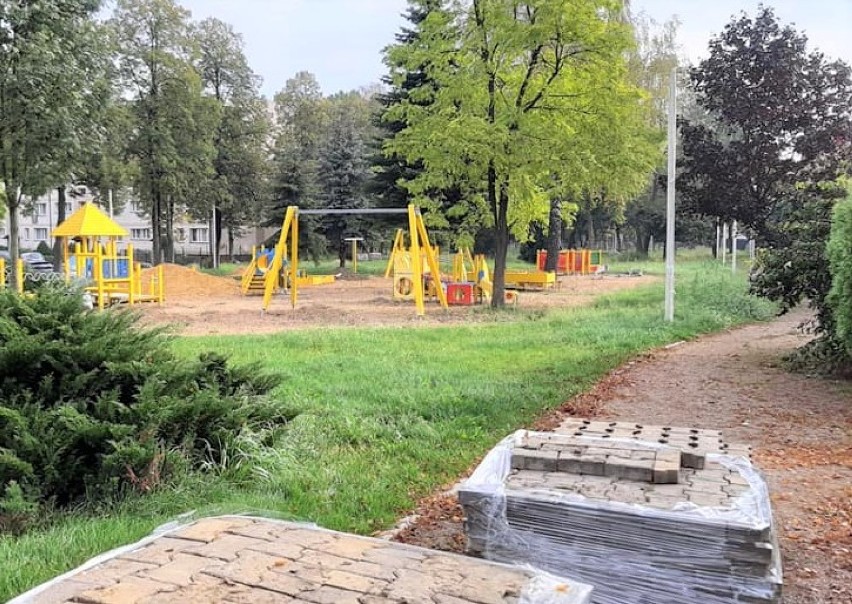 Park Pokoju w Oświęcimiu. Widać już efekty prac na przyszłym placu zabaw i w innych częściach nowego parku na osiedlu Chemików [ZDJĘCIA]