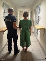 Policja w Warszawie. Kopnęła w wózek z kilkumiesięcznym dzieckiem i zaatakowała jego matkę. Jest decyzja sądu