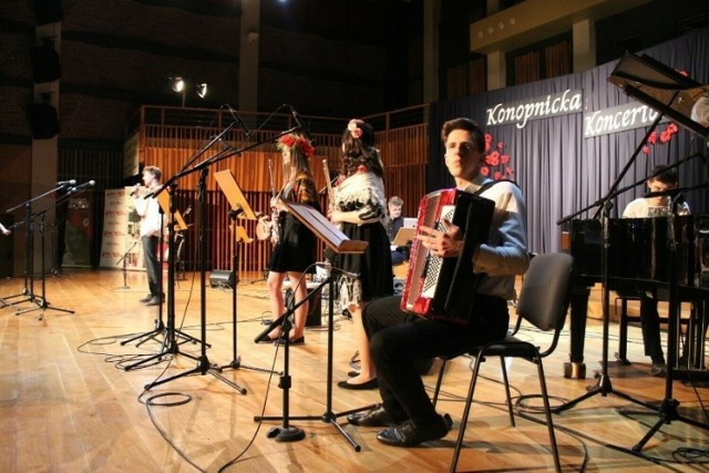 Na zdjęciu uczniowie liceum podczas wydarzenia „Konopnicka koncertowo…” w Zespole Szkół Muzycznych w Radomiu. To był jeden z  elementów obchodów jubileuszu 120-lecia drugiego liceum.