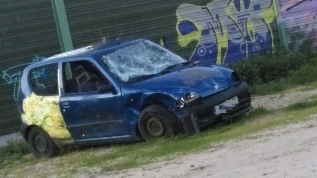 Na parkingu naprzeciw szkoły na osiedlu Zastalowskim (pod ekranami) od ponad miesiąca stoi wrak samochodu. Jeszcze w ubiegłym tygodniu wrak wyglądał jak na zdjęciach nr 1 i 2. Zdjęcie nr 3 jest z poniedziałku (3 czerwca) – napisał do naszej redakcji Czytelnik i przysłał zdjęcia.

Straż miejska w Zielonej Górze wie o sprawie. - Okazało się, że właściciel auta do którego dotarliśmy, sprzedał ten samochód już jakiś czas temu. Natomiast obecny właściciel odebrał od nas korespondencję, ale poza tym nie ma z nim żadnego kontaktu. Dlatego w środę (5 czerwca – dop. red.) lub w czwartek wrak zostanie odholowany – poinformował mł. specjalista Piotr Żołobiński ze Straży Miejskiej w Zielonej Górze. 

Zobacz również: Wypadek autokaru z dziećmi na S3 między Świebodzinem a Sulechów
