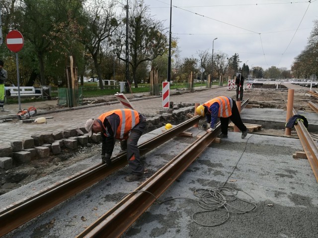 Na ulicy Chopina powstaje właśnie zielone torowisko. To jeden z elementów robót związanych z przebudową komunikacji w centrum Torunia.

Czytaj więcej na kolejnych stronach >>>