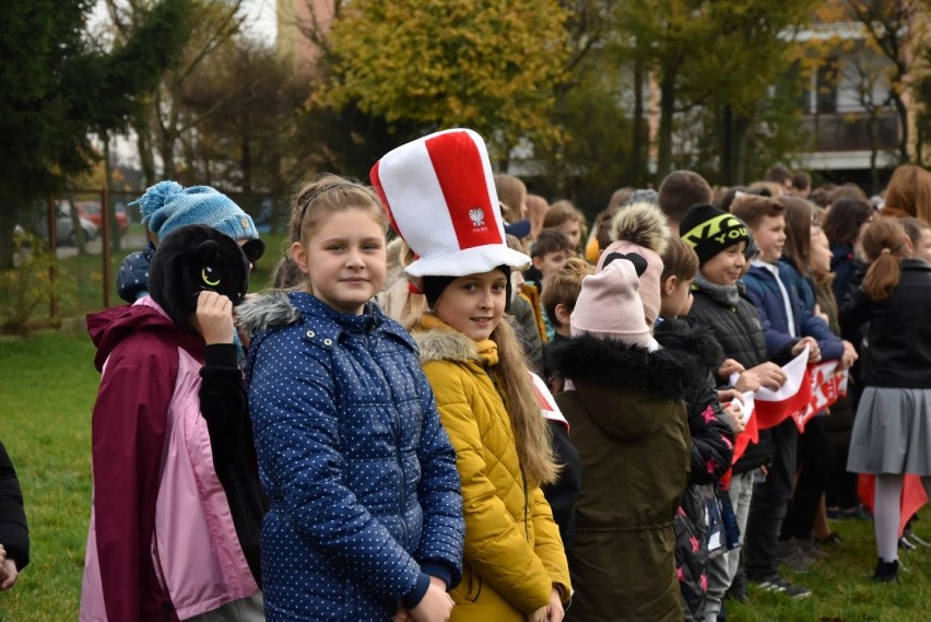 SP nr 3 w Sławnie śpiewa hymn Polski 8 listopada 2019 r.