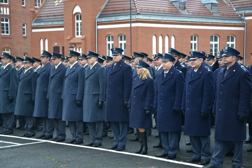 Święto Niepodległości 2014 w Malborku. Uroczysta zbiórka w bazie lotniczej