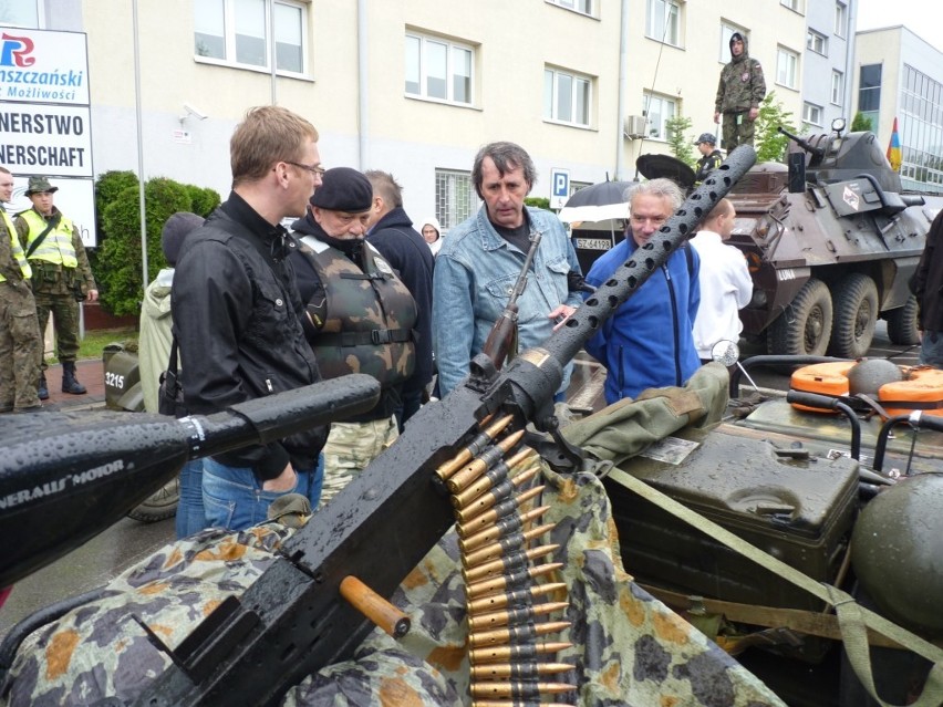 Zlot Pojazdów Militarnych Wapienniki 2012: Parada i pokaz w Radomsku [ZDJĘCIA+FILM]