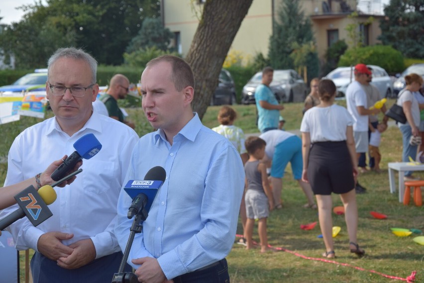 Minister Adam Andruszkiewicz wraz z Mirosławem Karolczukiem,...