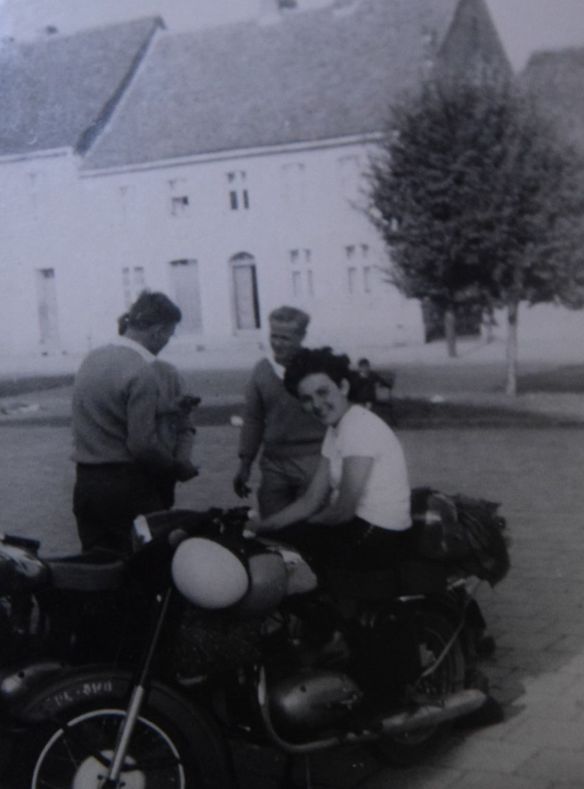 Pierwszy z lewej Józef Panek i motocykl Jawa 250 na rynku w Dolsku (lata 60-te) podczas wycieczki. Drugi motocykl częściowo sfotografowany AWO Simson
