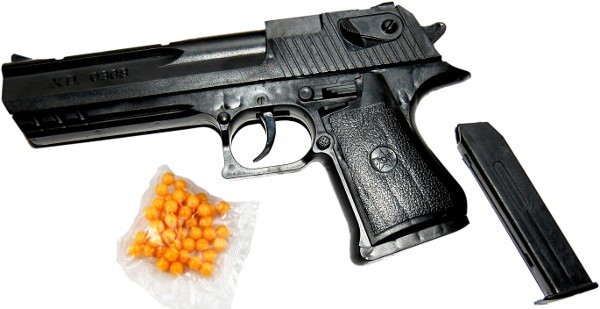 Na aukcjach internetowych zakup pistoletu wyglądającego jak prawdziwy to żaden problem.