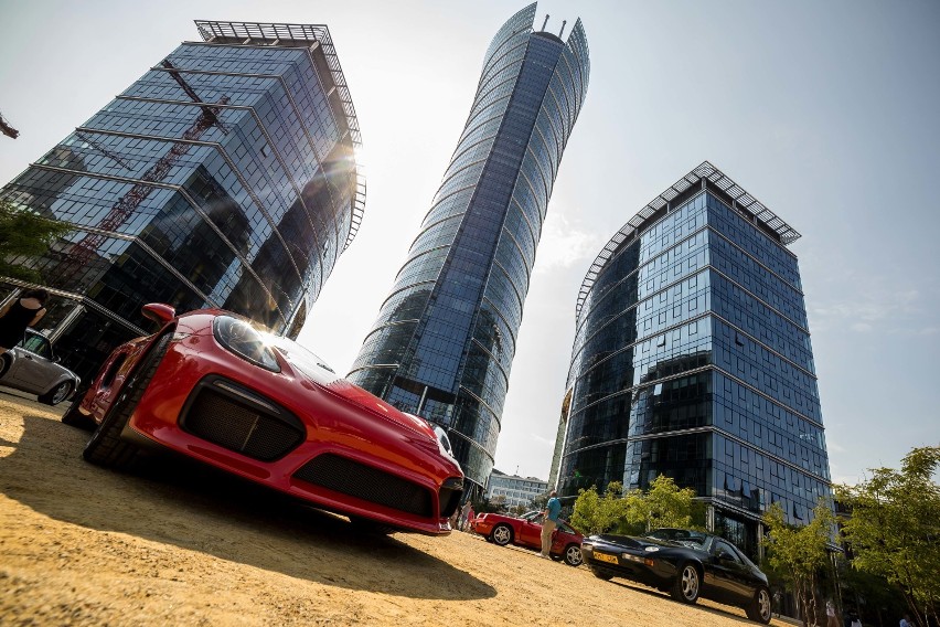 Lamborghini, Ferrari, Mercedesy i Porsche. Samochody marzeń zjechały pod Warsaw Spire [ZDJĘCIA]