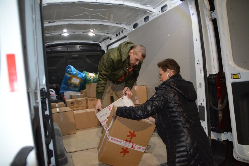 Pomoc dla Ukrainy ze Zduńskiej Woli. Pierwszy transport wyjechał we wtorek ZDJĘCIA