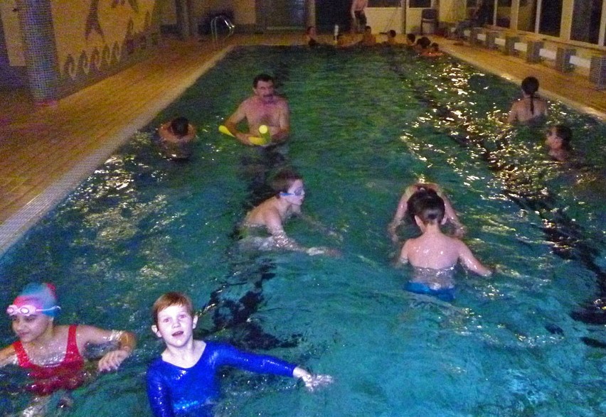 Św. Mikołaj odwiedził dzieci z Kurnatowic na basenie w Łężeczkach