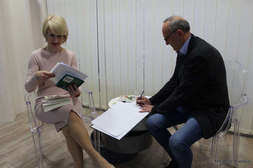 Spotkanie z Michałem Ogórkiem w wieluńskiej książnicy [FOTO]