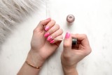 Unicorn nails – uroczy trend, który podbija serca internautek. Postaw na brokat, pastele i blask. Jak zrobić „jednorożkowe” paznokcie? 