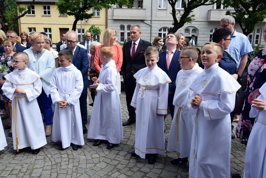 W parafii Św. Stanisława Kostki w Pile dzieci przyjęły Pierwszą Komunię Św. Zobaczcie zdjęcia