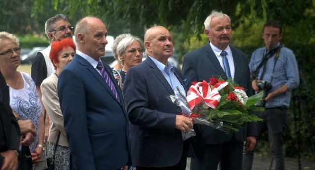 Kwiaty pod pomnikiem księdza Romana Kotlarza składają członkowie Stowarzyszenia Radomski Czerwiec'76.