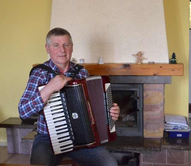 Kazimierz Gajda z Makówca w gminie Chrostkowo prowadzi gospodarstwo rolne. Gra na akordeonie, od trzech lat morsuje i regularnie chodzi do sauny.