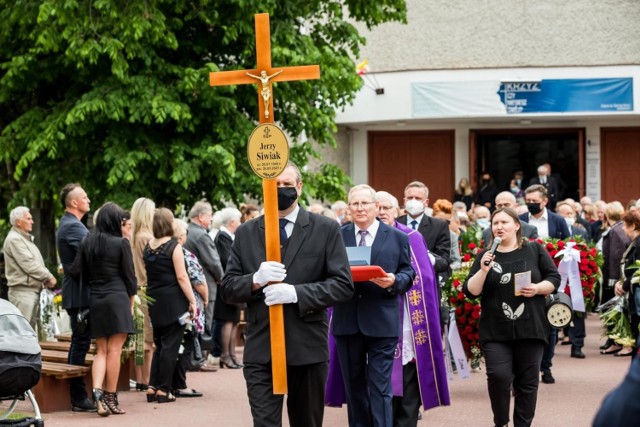 Jerzy Siwiak był uznanym radcą prawnym. Od lat prowadził kancelarię w Bydgoszczy. Zajmował się, m.in., kompleksową obsługą prawną firm. Klienci cenili go za rzetelność, sumienność, empatię i okazywane wsparcie.