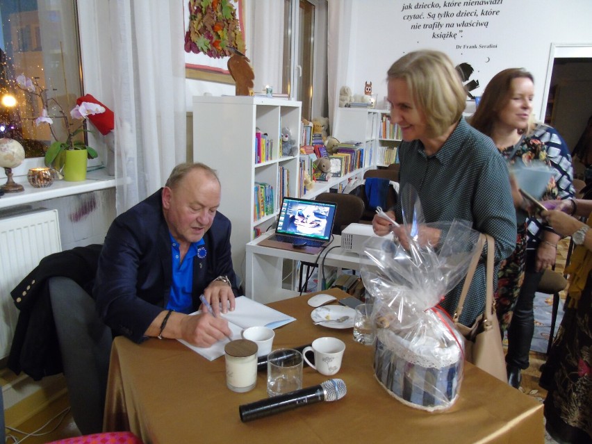 Janusz Leon Wiśniewski i Ewelina Wojdyło spotkali się z Czytelnikami w bibliotece w Starej Kiszewie [ZDJĘCIE]